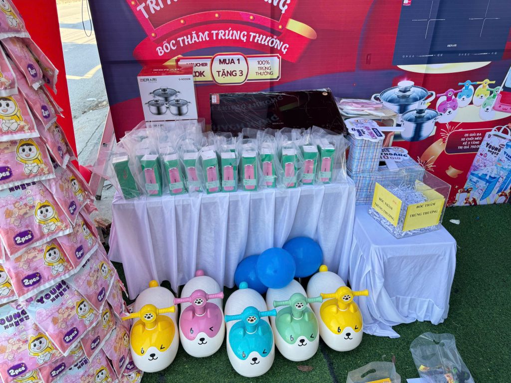 Hình ảnh trưng bày bỉm young premium kèm quà tặng tại cửa hàng mẹ & bé, giúp tăng doanh số bán hàng
