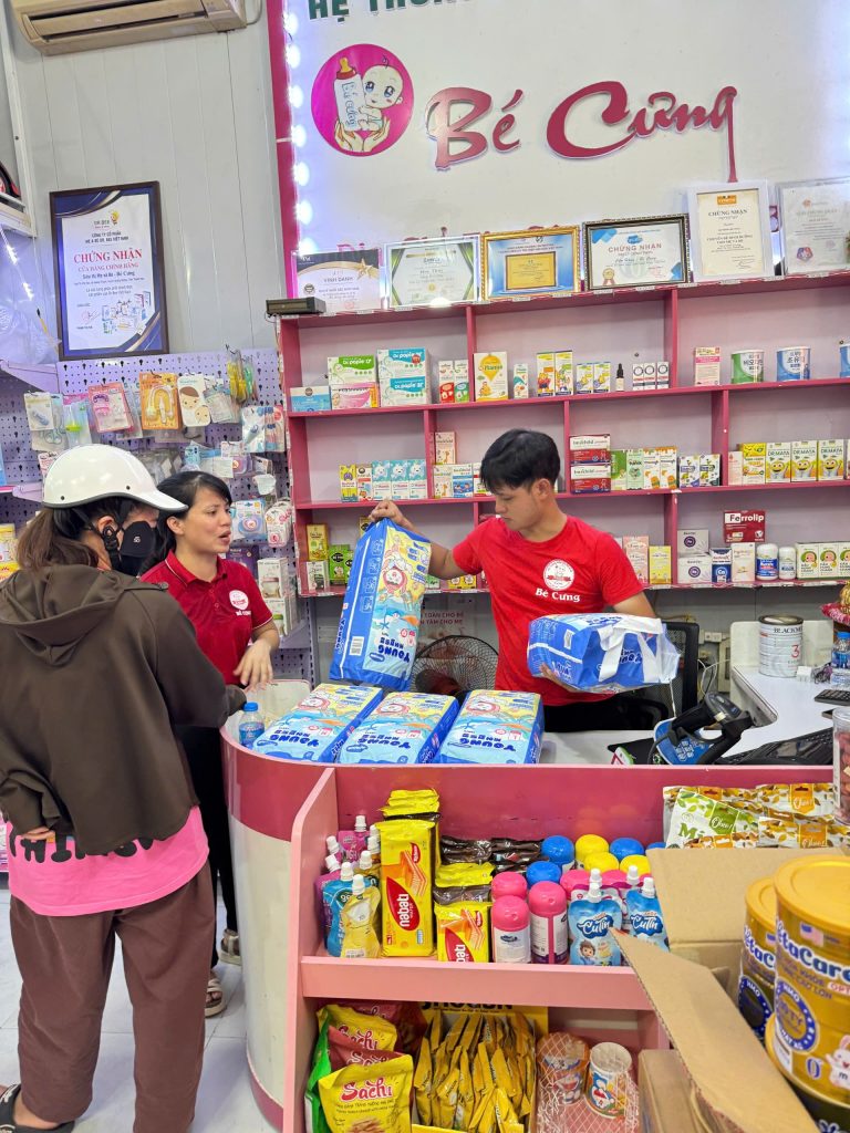 Khách hàng mua và thanh toán bỉm young premium tại cửa hàng mẹ & bé