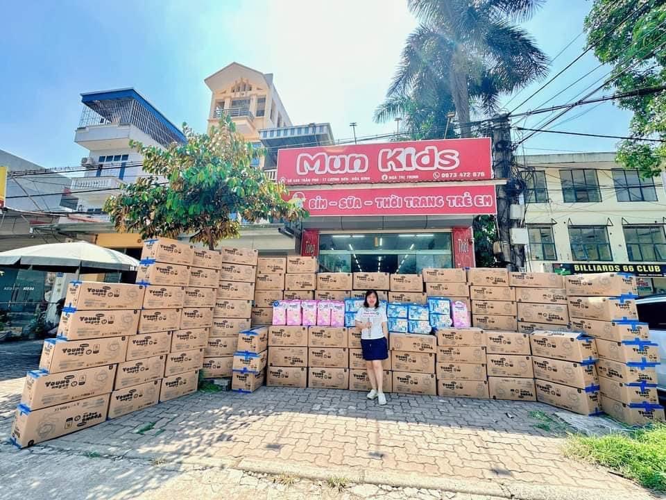 Nhà phân phối bỉm Young Premium tại Việt Nam giao hàng cho cửa hàng mẹ và bé