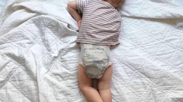 Bé bị tràn bỉm ban đêm khi ngủ do chọn sai bỉm